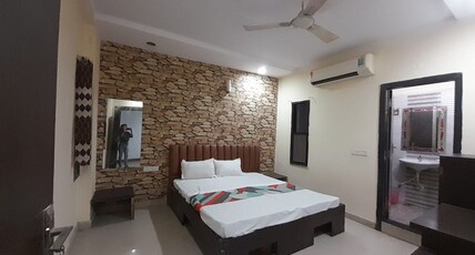 Hotel Mezbaan Room Type - Deluxe King Bed Room