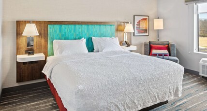 Hampton Inn & Suites by Hilton Cincinnati West Room Type - 1 KNG HEARING ACC