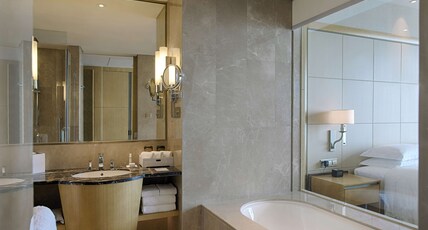 DoubleTree by Hilton Hotel Xiamen - Wuyuan Bay Room Type - KING PREMIUM SEA VIEW ROOM