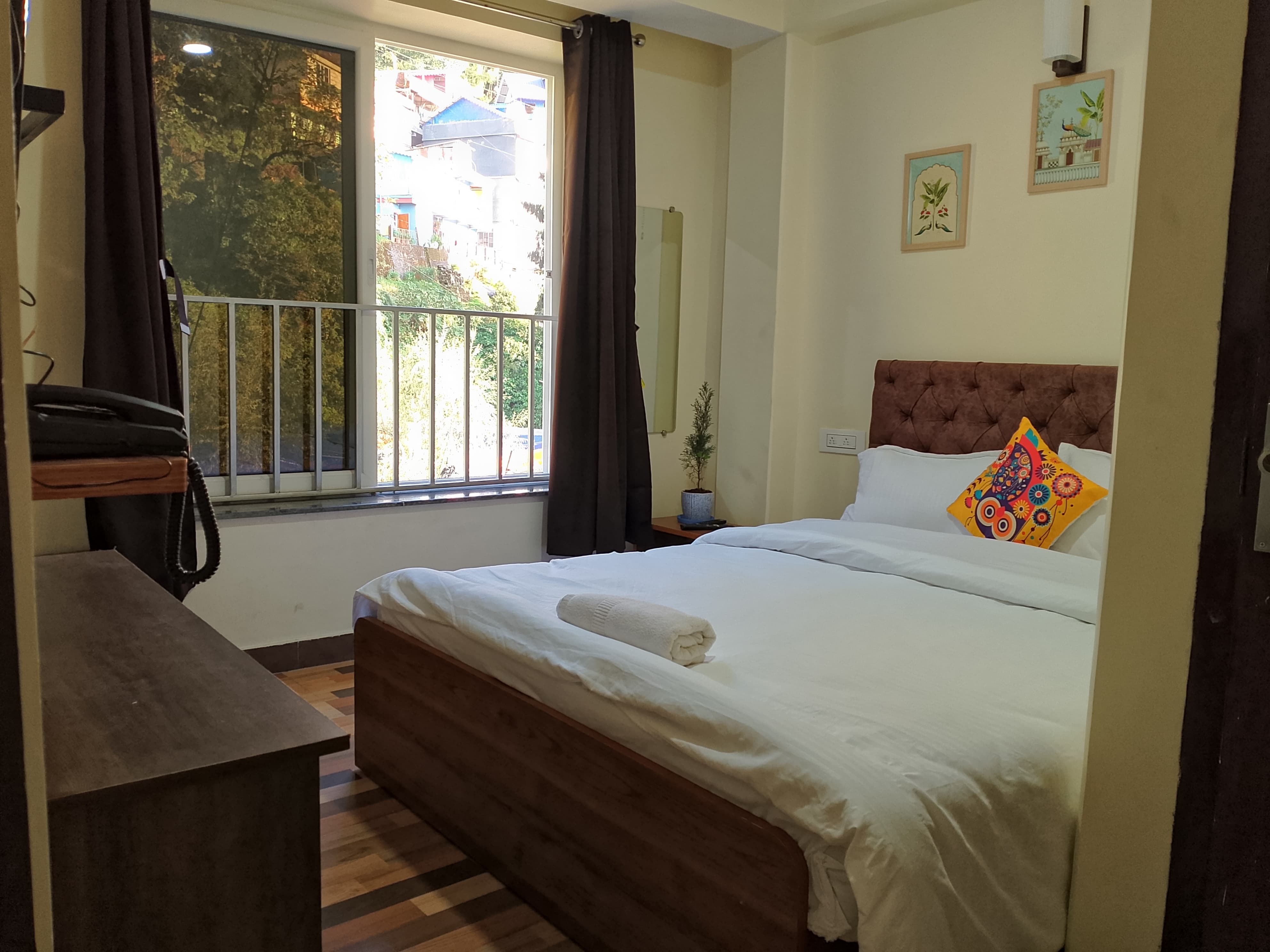 Darjeeling, Hillside Inn - Tap to explore photos