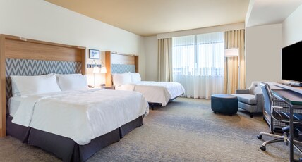 Holiday Inn & Suites Cedar Falls - Waterloo Event Ctr Room Type - 2 Queen Suite Communications Accessible
