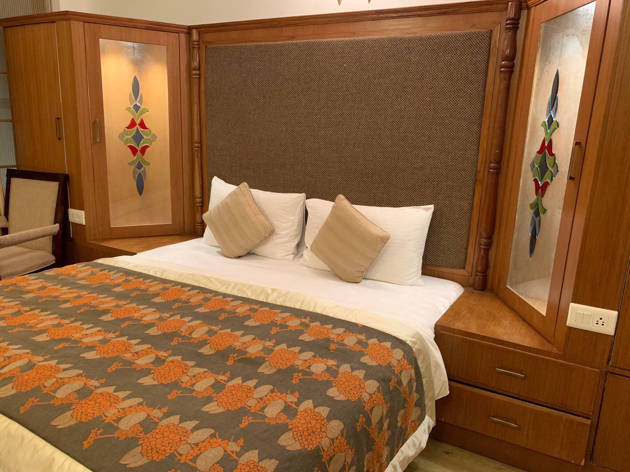Dunn Perk Manor Homestay | Rooms & Restaurant - Tap to explore photos