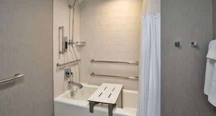 DoubleTree by Hilton Lansing Room Type - 2 DBL ACC BATHTUB