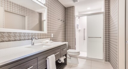 Home2 Suites by Hilton Indianapolis Northwest Room Type - 1KING ACC TUB STE NONSMOK
