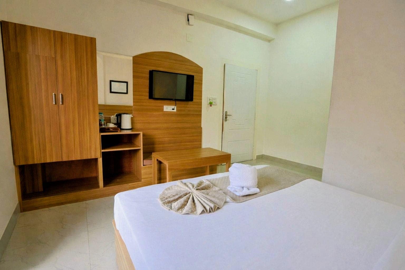 Citrine Hotel - 10 minutes from Railway Station - Tap to explore photos