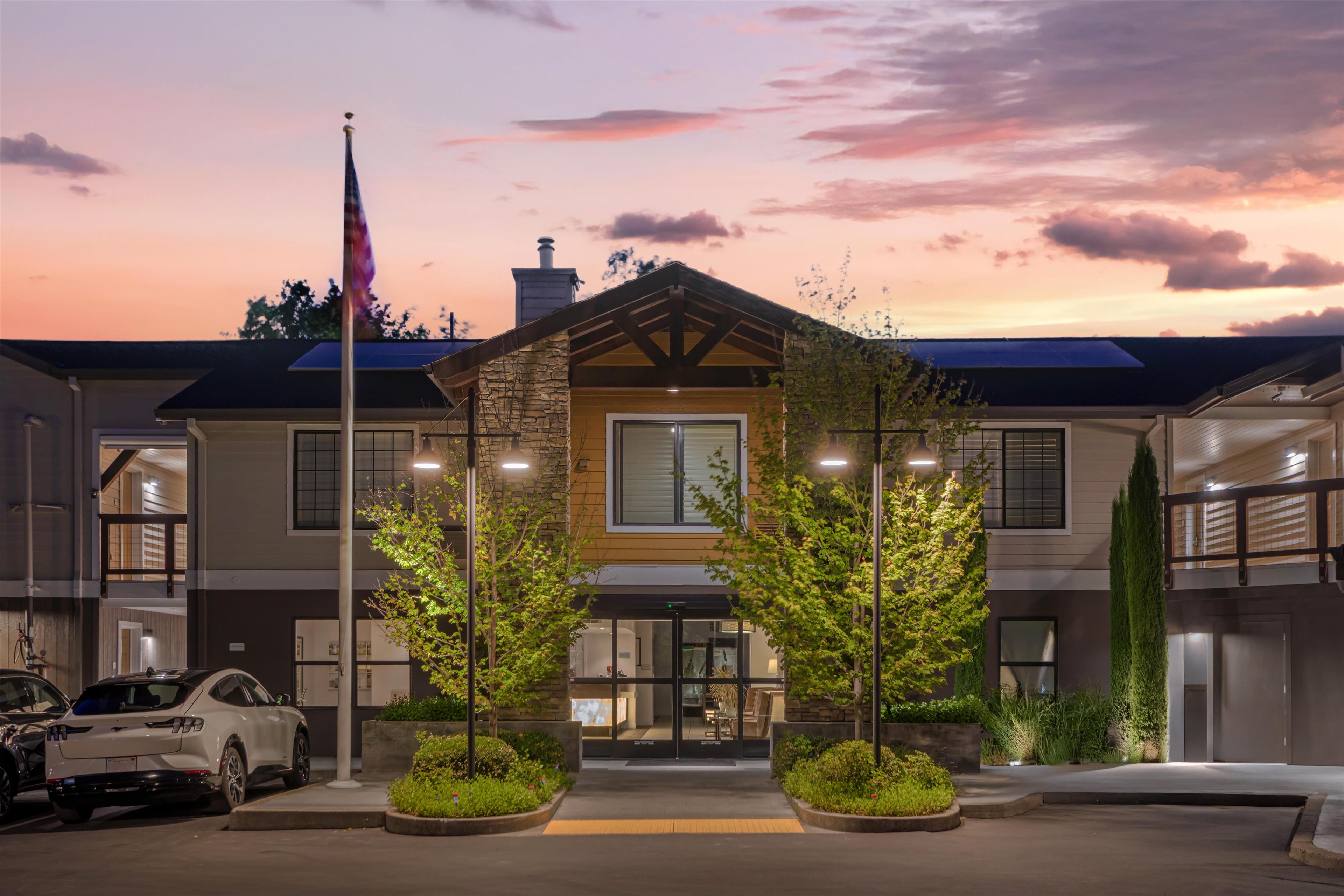 Best Western Plus Stevenson Manor - Tap to explore photos