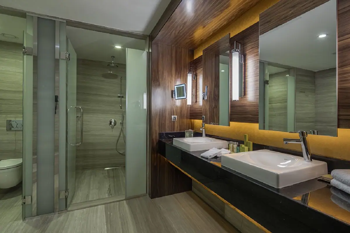 DoubleTree by Hilton Istanbul Topkapi Room Type - KING DELUXE ROOM W/SEA VW