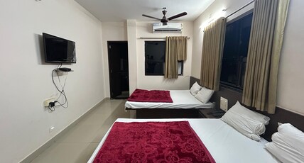 Hotel Shree Gurukrupa Room Type - 4 Bedded AC Family Room (Price is for 4 adults)