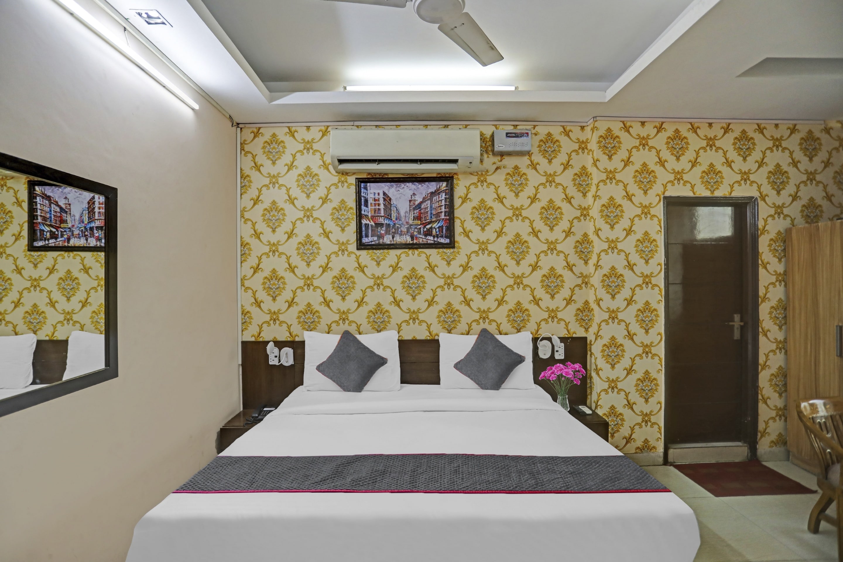 OYO Townhouse Garg Inn Home - Tap to explore photos