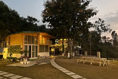 2BR Pine-wood Cottage PVT Jacuzzi at Saraiville