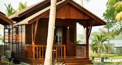 MALIEKAL HERITANCE CHERAI Room Type - Wooden Cottage Lake View (couple only)
