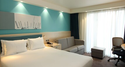 Hampton by Hilton London Docklands Room Type - QUEEN FAMILY ROOM