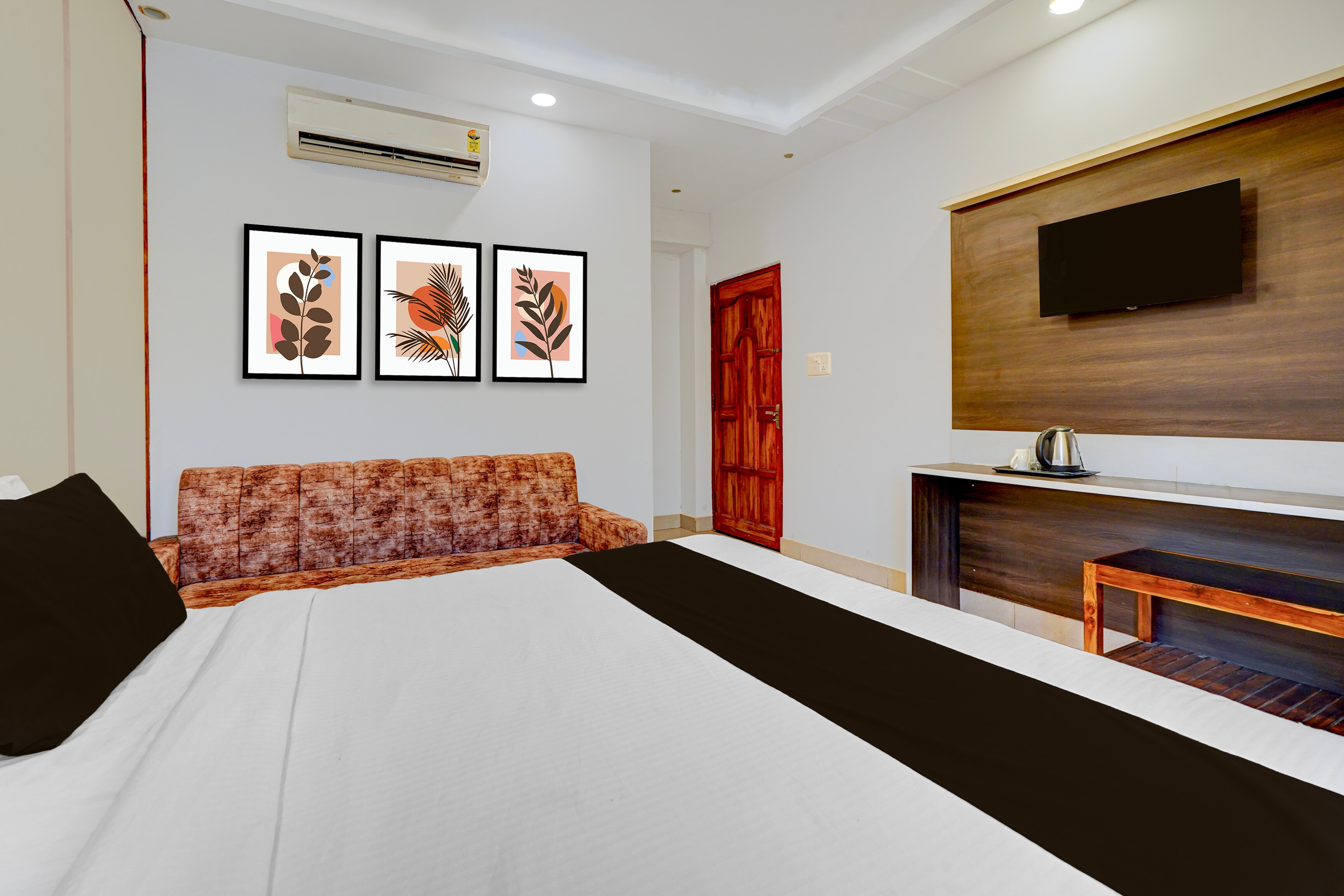 Super Townhouse Oak Phase 13 Varanasi Formerly RR Palace - Tap to explore photos