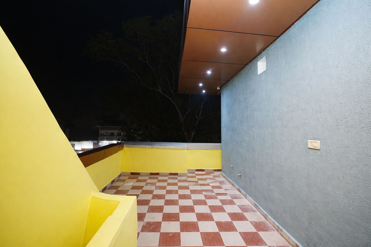Click Find Stay Orderly Bazar - Tap to explore photos