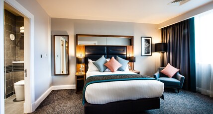 Crowne Plaza LEEDS Room Type - 1 Queen 1 Bedroom Suite Lounge Access