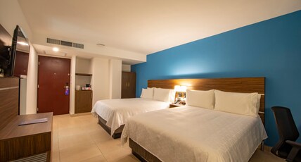 Holiday Inn Express MERIDA CENTRO Room Type - 2 Queen Standard City View Minifridge