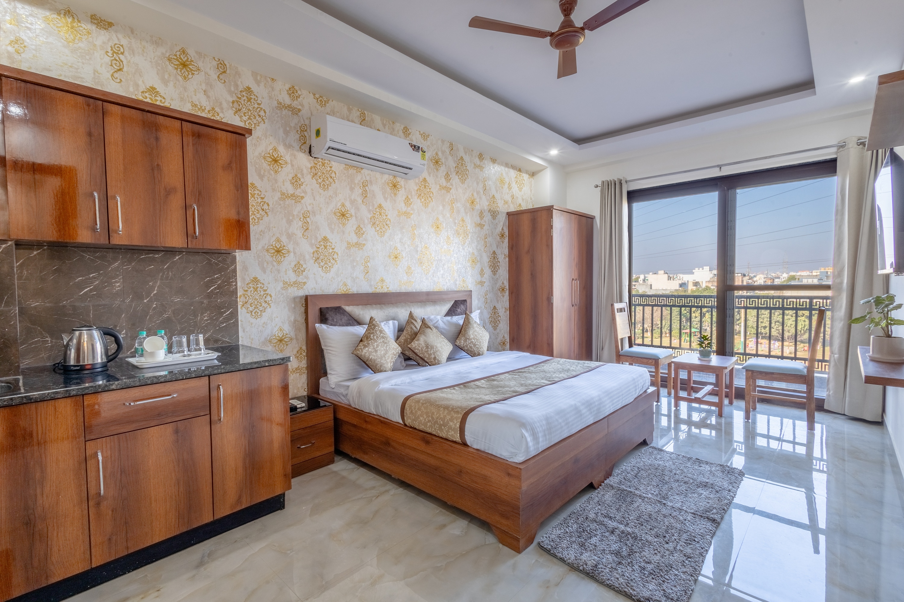 Gill Comfort Inn Near Medanta - Tap to explore photos