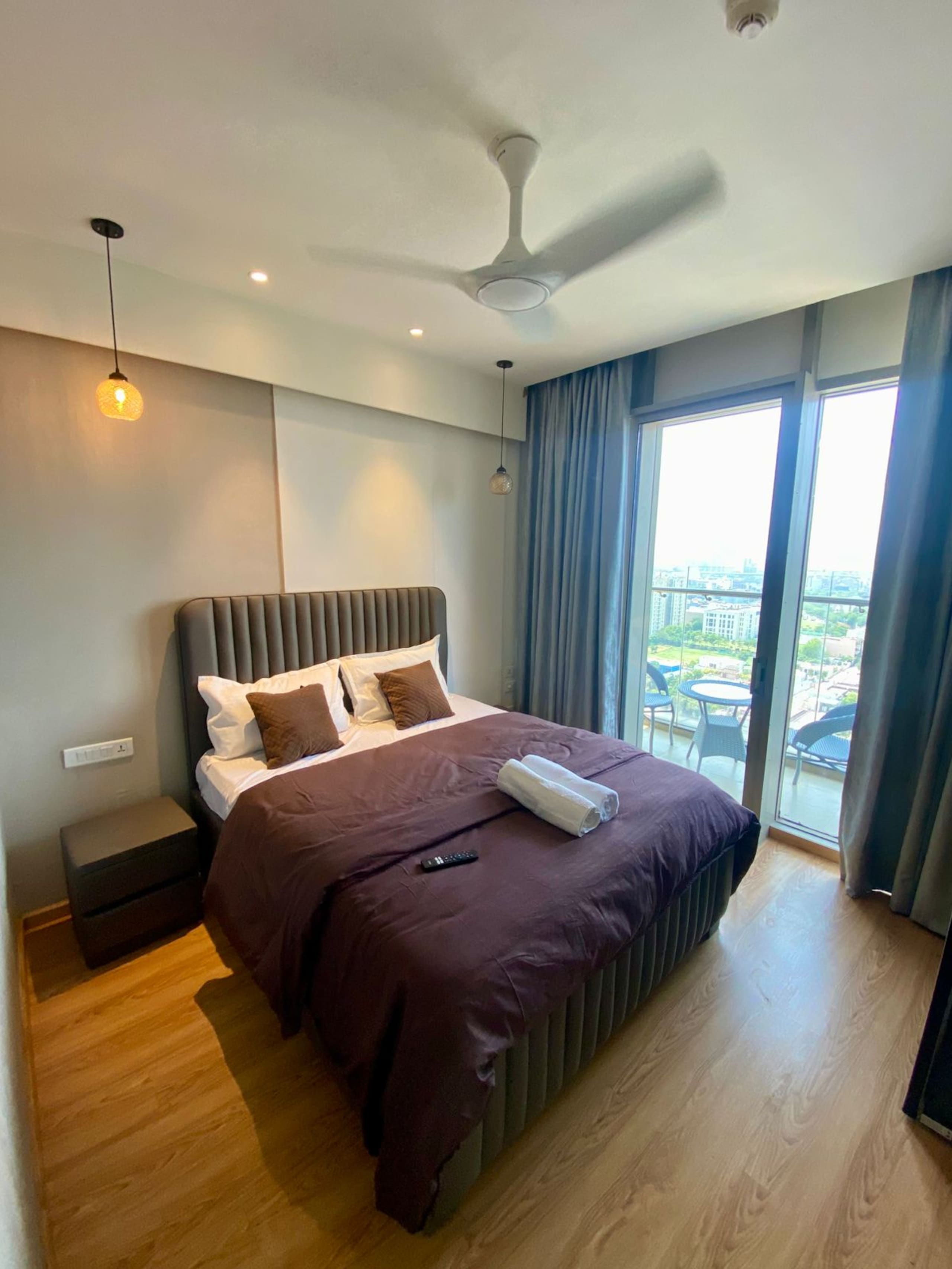 Luxury Skyline Studio Rooftop Pool Balcony - Tap to explore photos