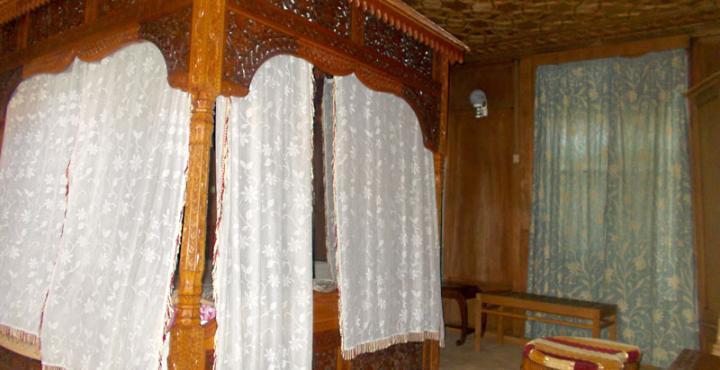 Wangnoo Sheraton Houseboat - Tap to explore photos