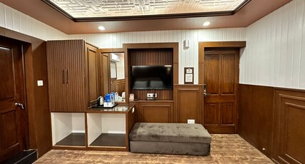 Walisons Hotel Nearby Dal Lake Room Type - Deluxe Room AC