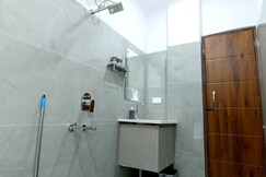 Joshi Homestay| Bright Room with Balcony