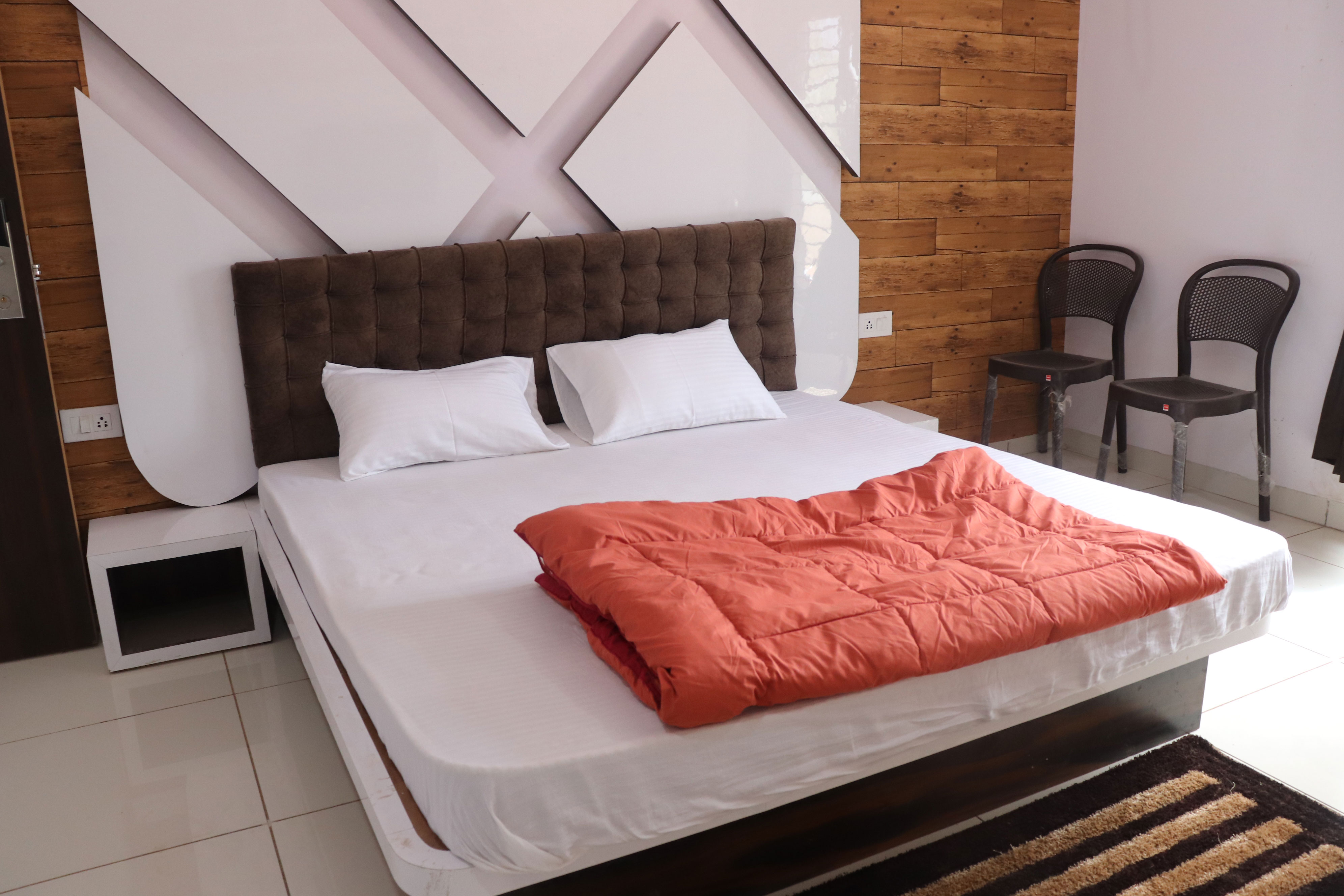 Hotel Royal Inn - Tap to explore photos