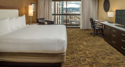 DoubleTree by Hilton Hotel Portland Room Type - 1 KING BED GOVERNOR SUITE