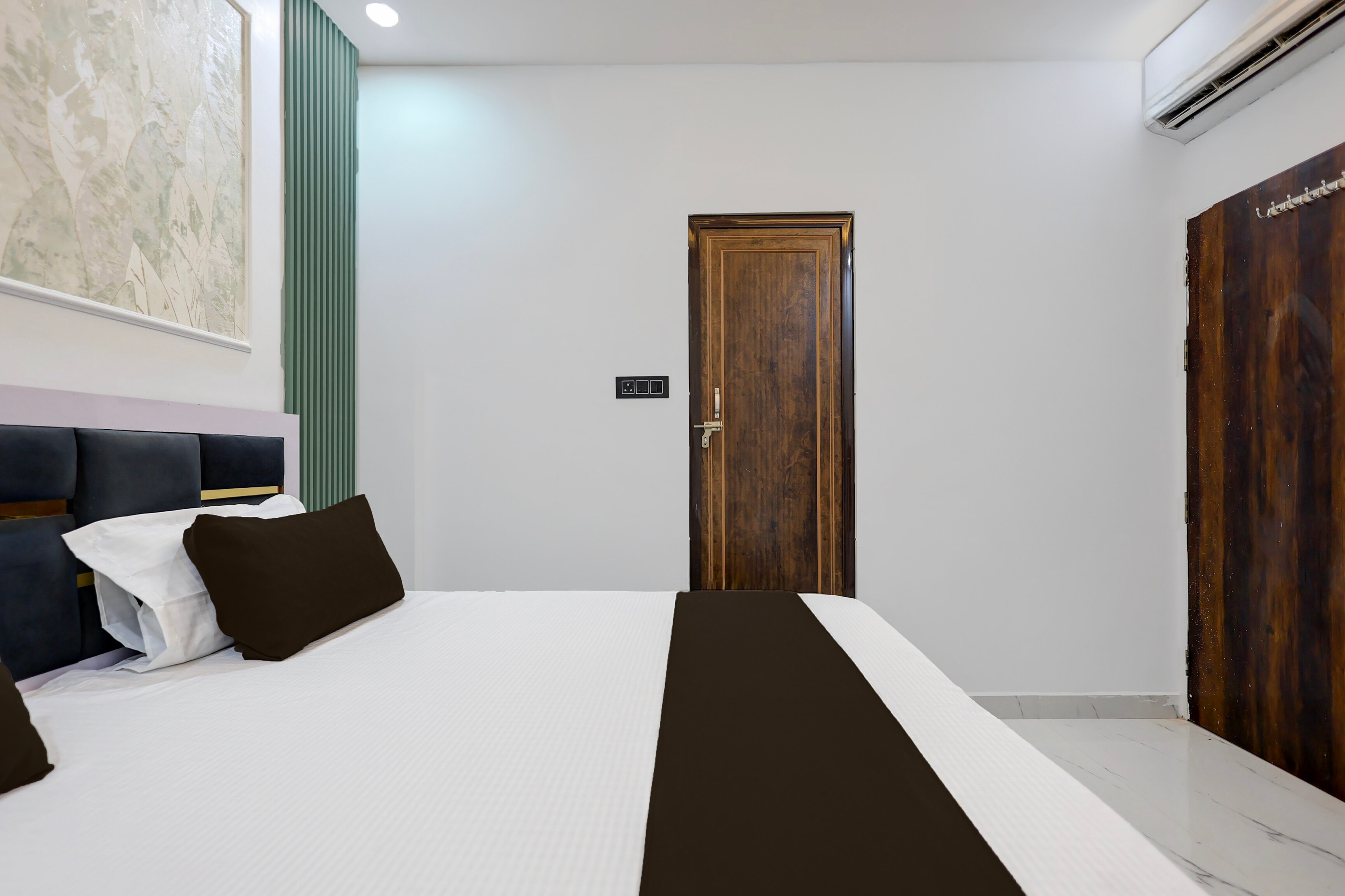 HOTEL O AWADH ELITE - Tap to explore photos
