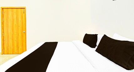 Super Townhouse Oak Kompally Room Type - Deluxe Room