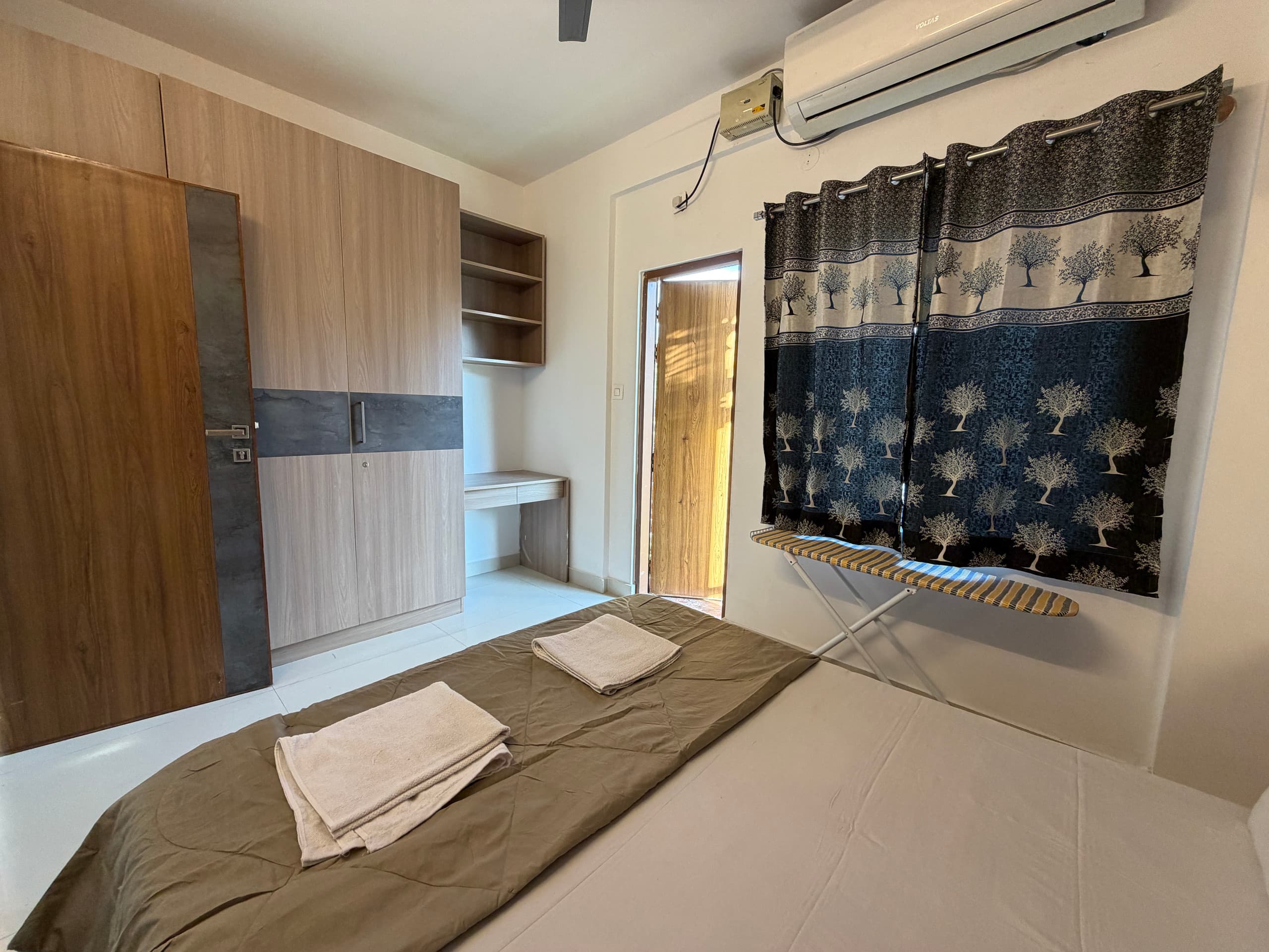 Warm Embrace Cozy 1BHK HSR 402 - Tap to explore photos