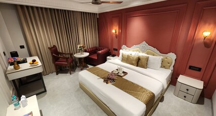 Perfectstayz Luxe Mall Road Room Type - Classic Premium Room with Balcony