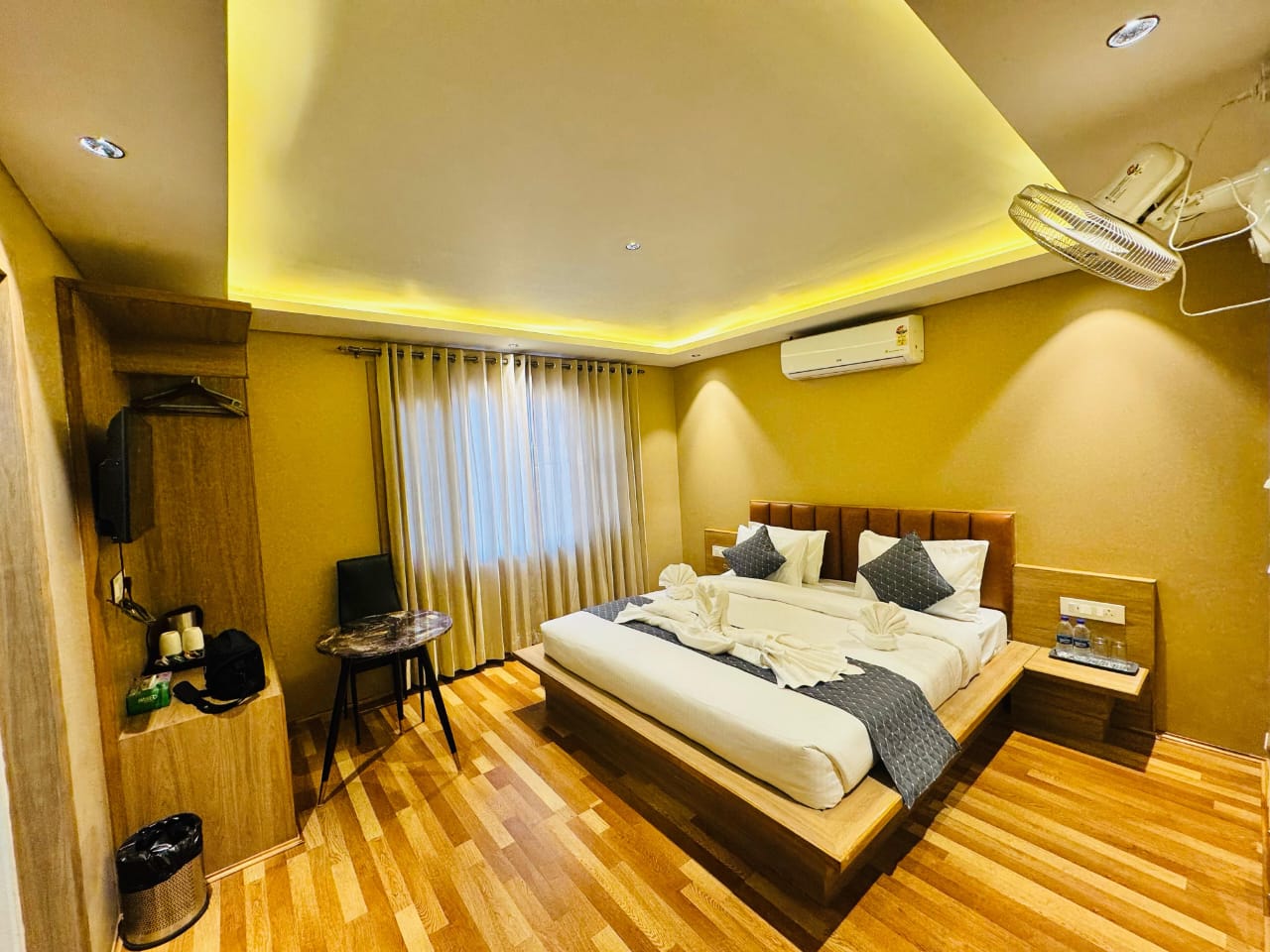 Hotel Pashm Home - Tap to explore photos