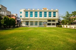 Hotel Suruchi (A minute walk from Gole ka Mandir)