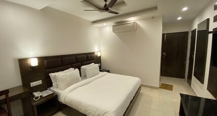 Height View Residency Room Type - Deluxe Room with Working Desk