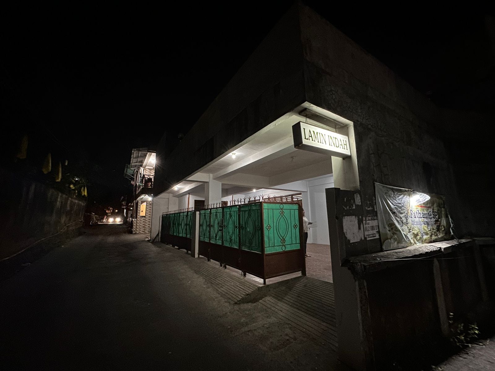 OYO 93128 Hotel Lamin 2 - Tap to explore photos