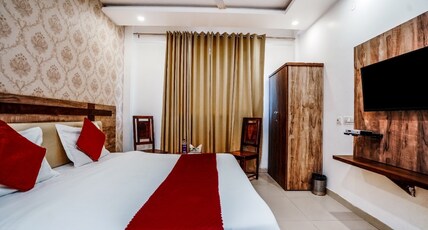 Hotel Almond Room Type - Deluxe Room
