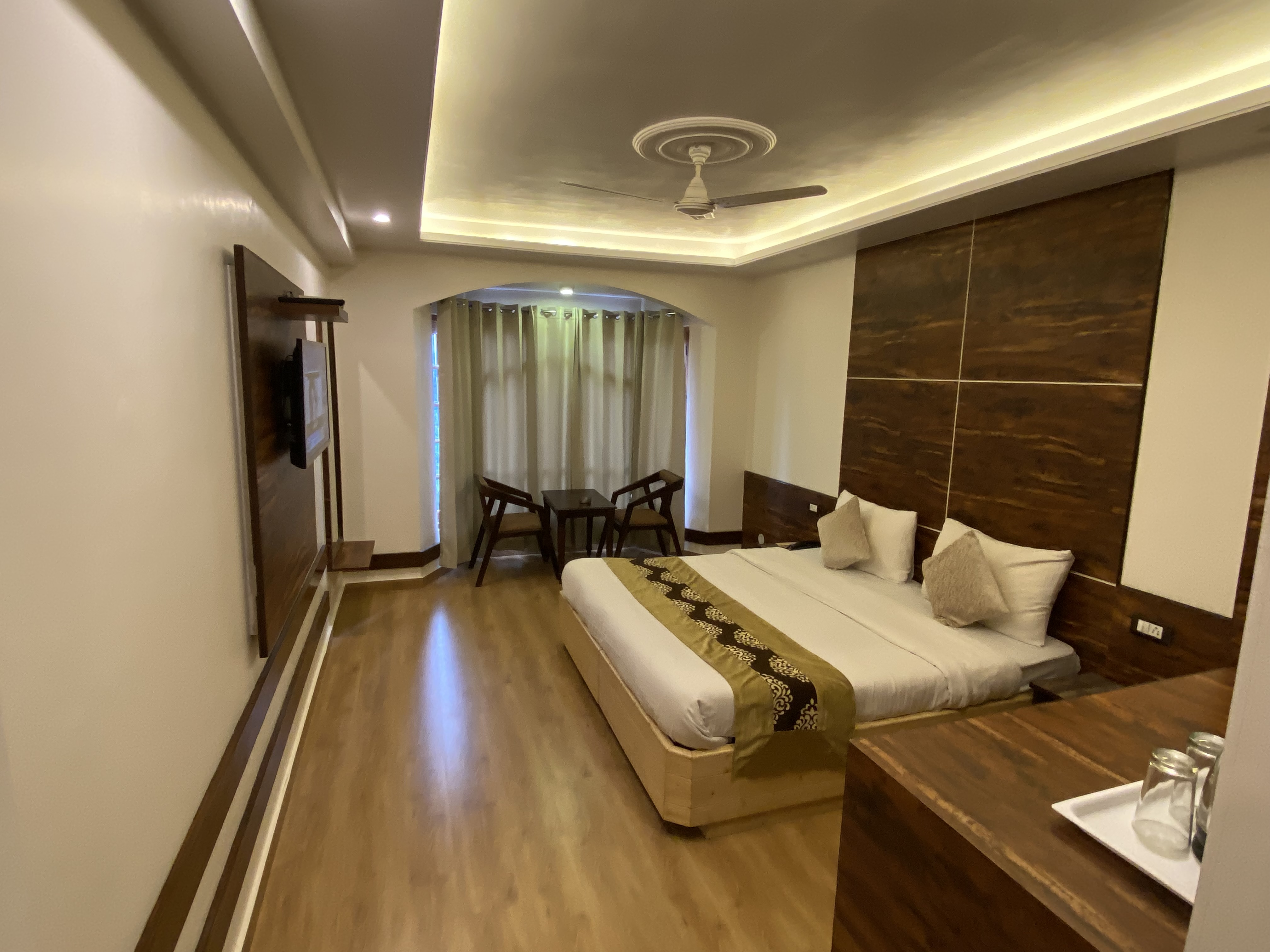 Hotel Silverine - Tap to explore photos