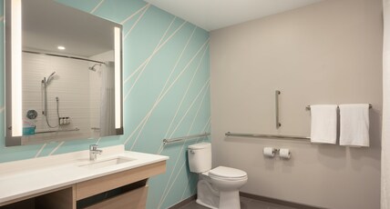 avid hotel OAK CREEK Room Type - 2 Queen Communication Mobility Accessible Roll Shower