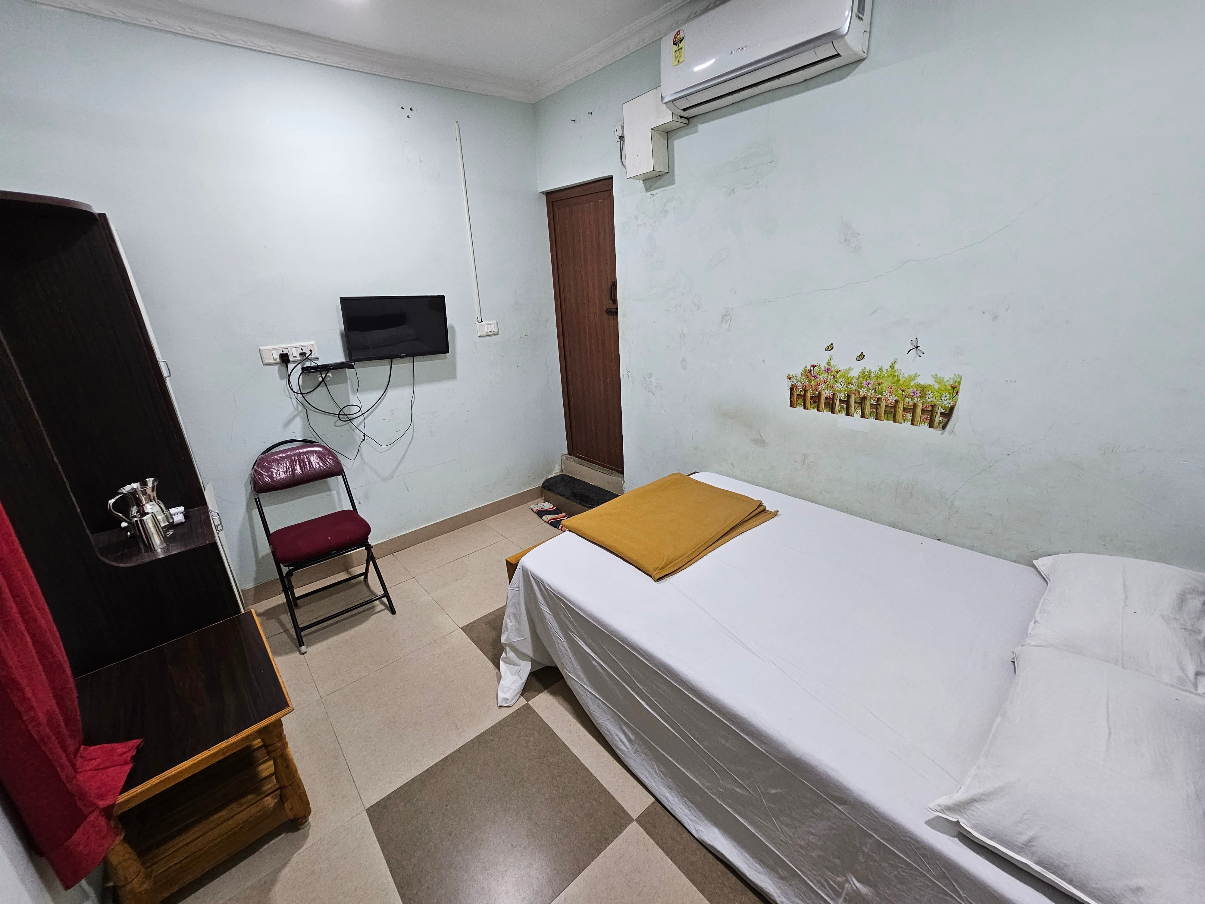 Arunachala Guest House - Tap to explore photos
