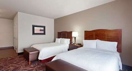 Hampton Inn by Hilton Seattle/Everett Room Type - 2 QNS WTR VW ACC W TUB NS