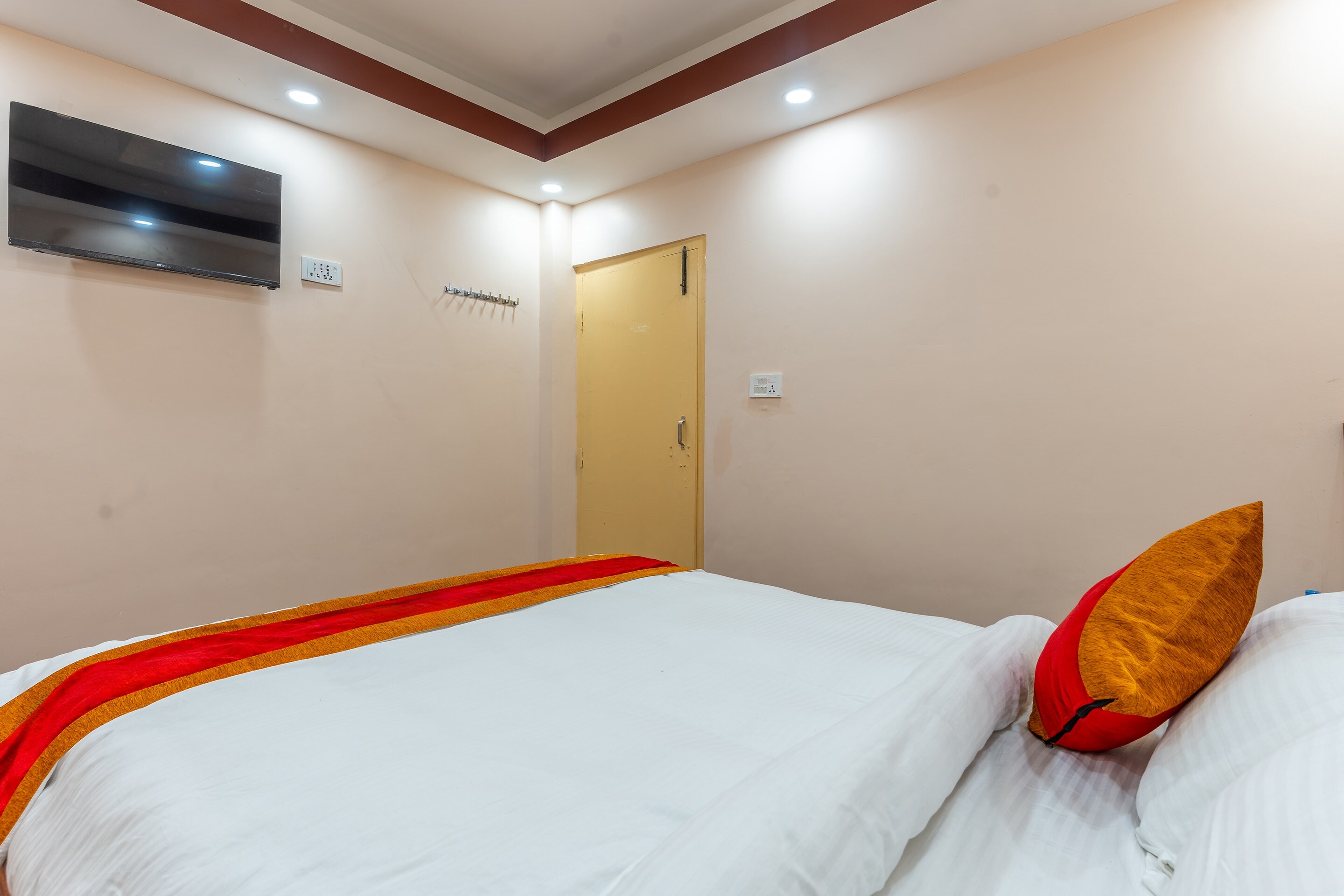OYO 826 Hotel Hira Palace - Tap to explore photos