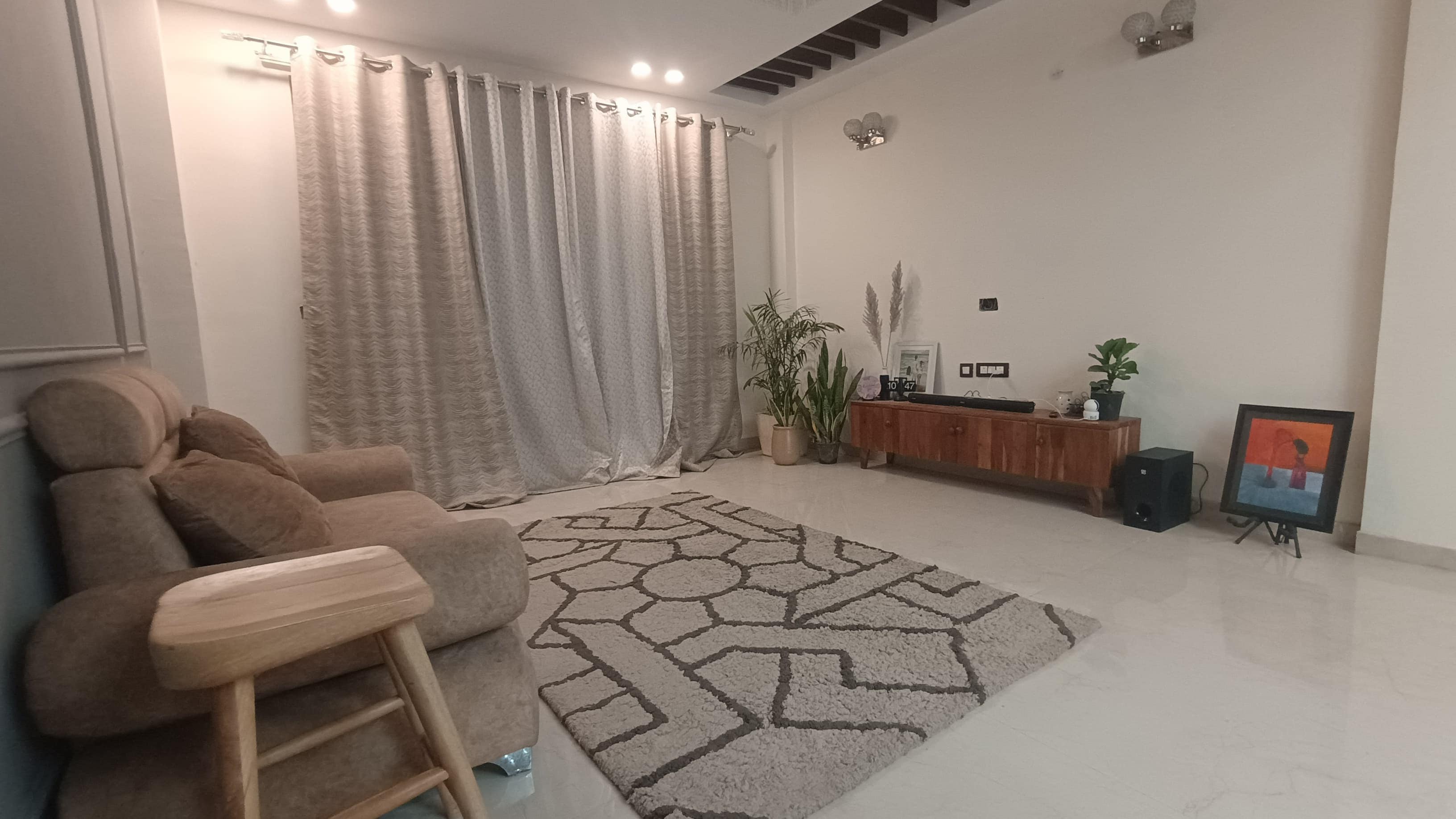 Minimalist Haven - Tap to explore photos