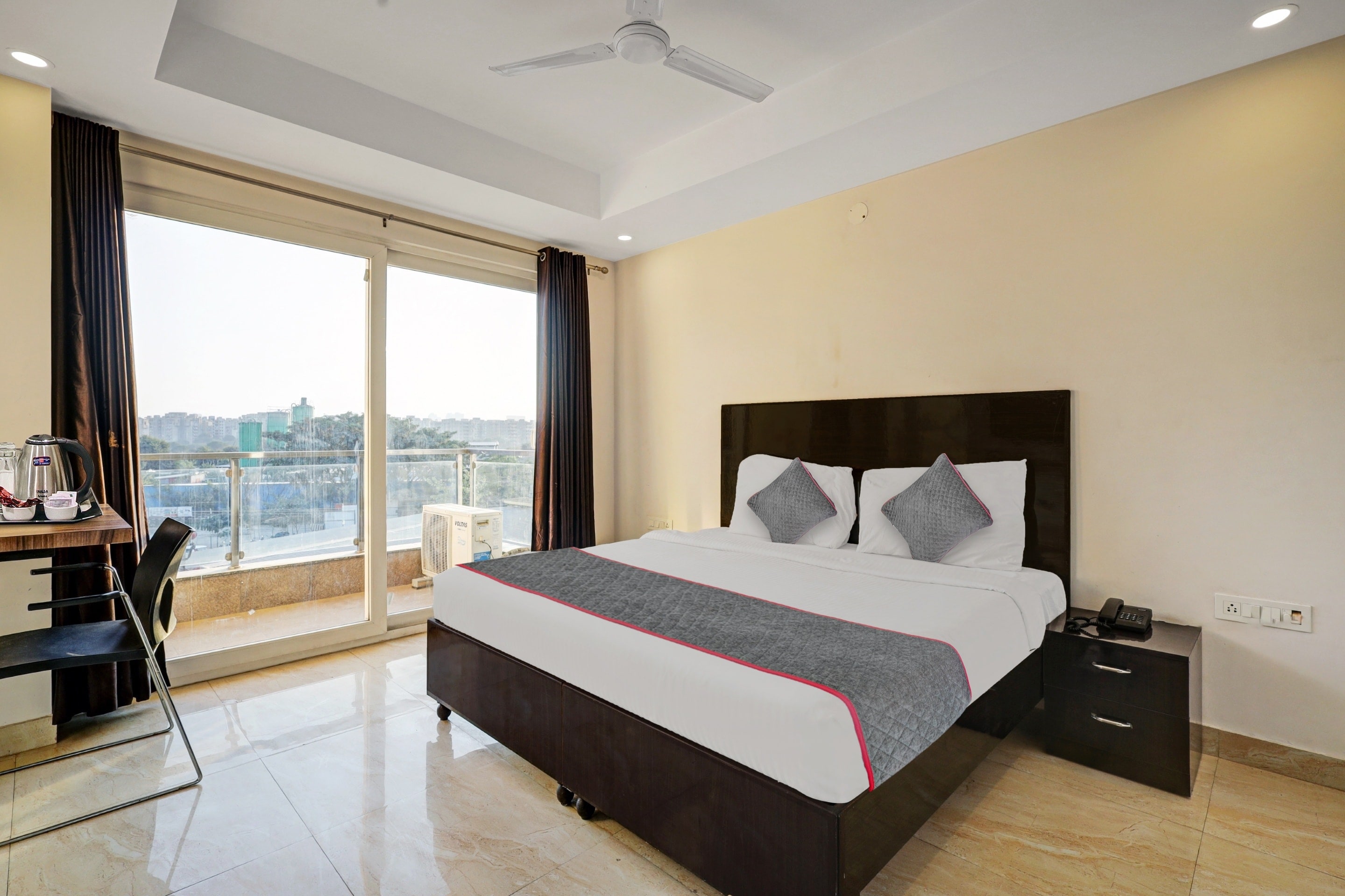 Super Townhouse Tipsyy Near Bestech Central Square Mall - Tap to explore photos