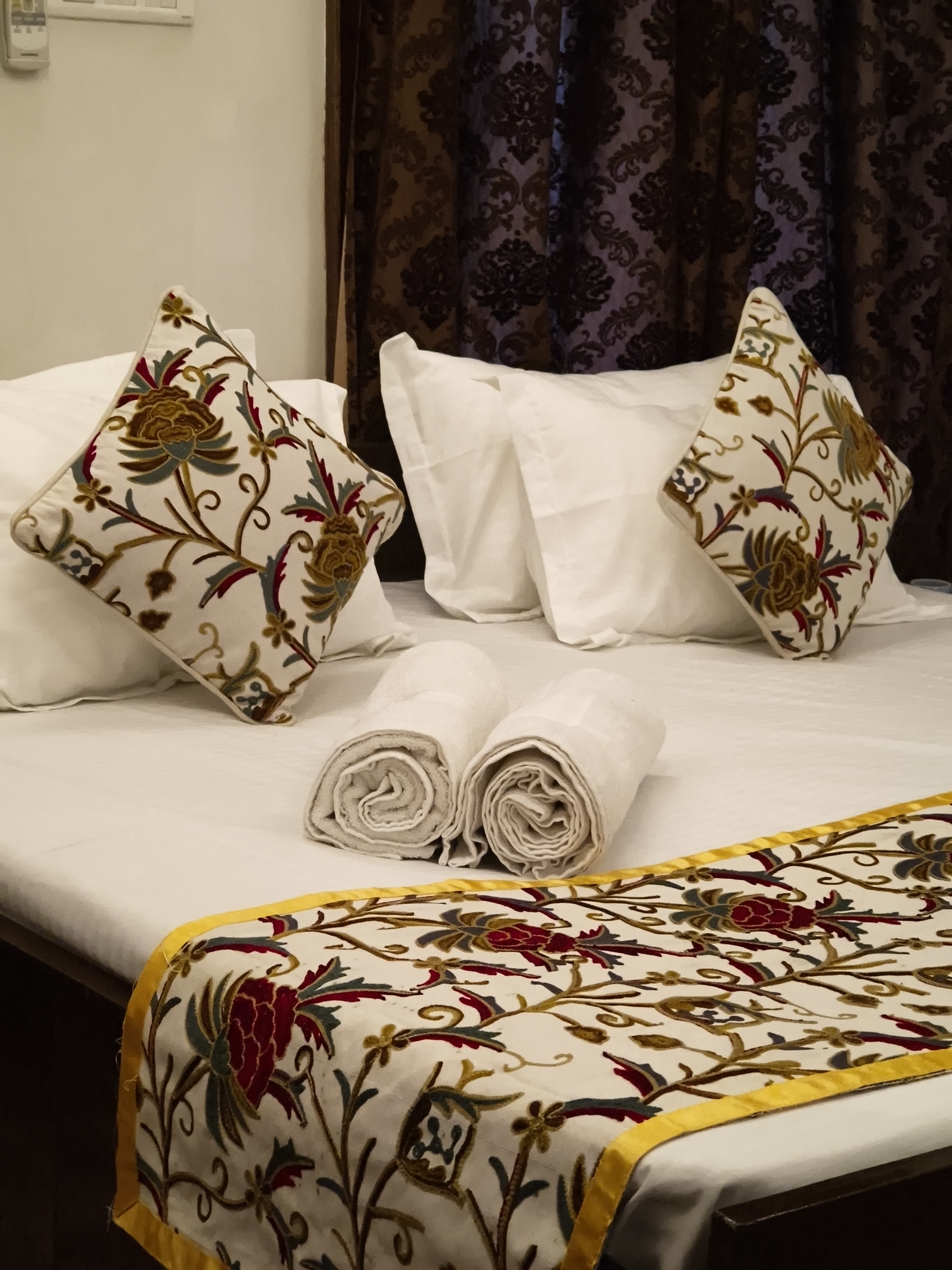 Willow Manor, Srinagar - Tap to explore photos