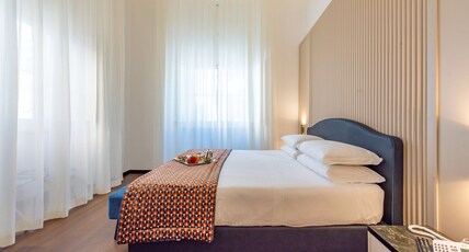 BEST WESTERN Artdeco Hotel Room Type - 1 King Bed, Non-Smoking, Deluxe Room