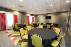 Hampton Inn by Hilton Mustang