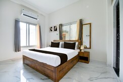 Super Collection O VIP Road Near Golden Beach