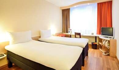 Ibis Budapest City Room Type - Room with 2 single beds equipped with the new bedding