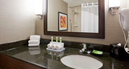 Holiday Inn Express & Suites Bloomington West Room Type - 2 Queen Beds Standard Sofa Bed