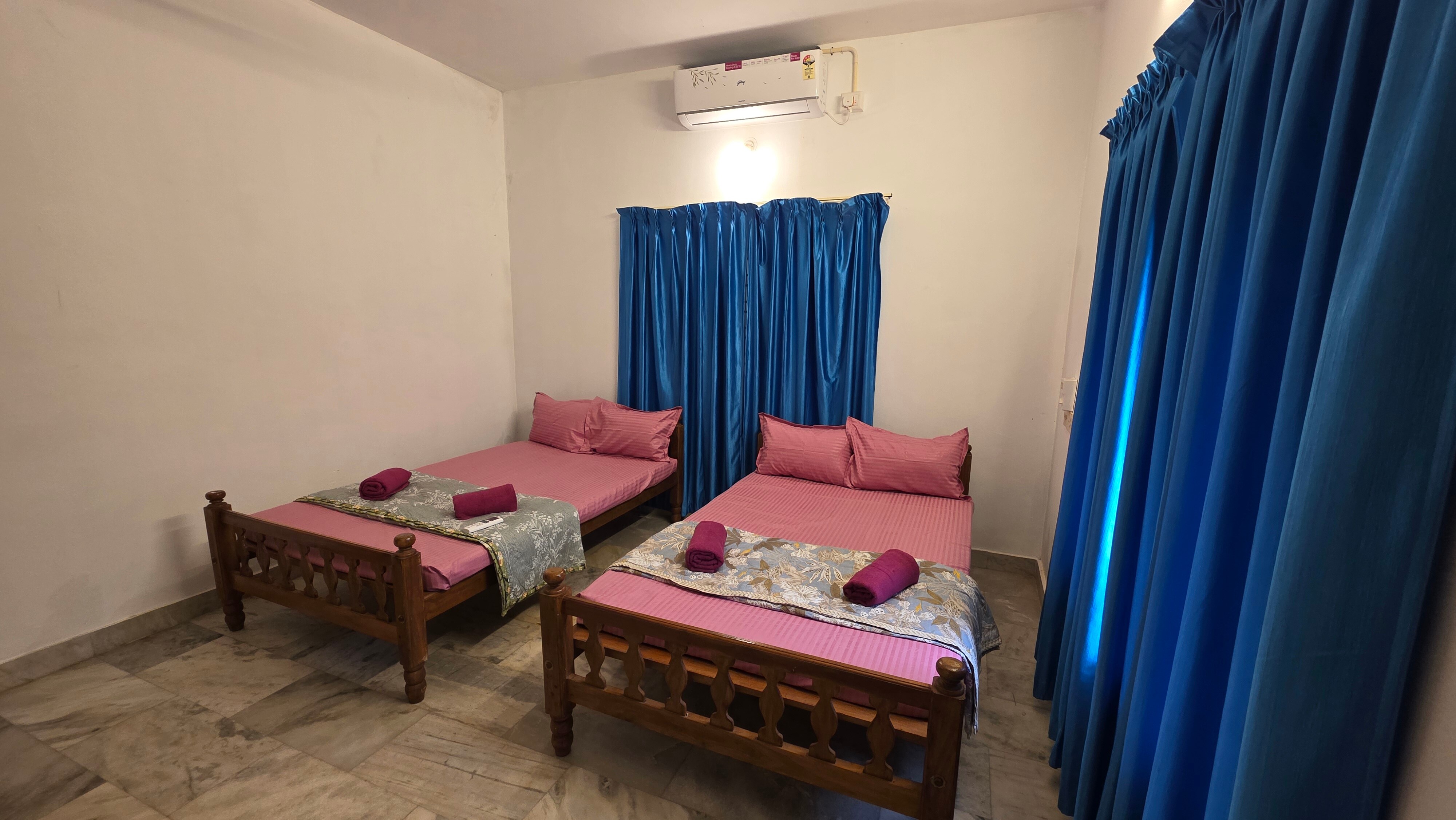 Johny's Surf Homestay - Tap to explore photos